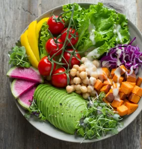 Comida nutritiva, contendo bastante salada, fruta e muito verde