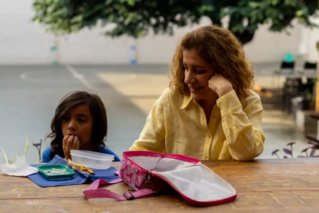 Jornalista Míriam Leitão e a afilhada Lulli, que inspirou personagem de novo livro infantil.