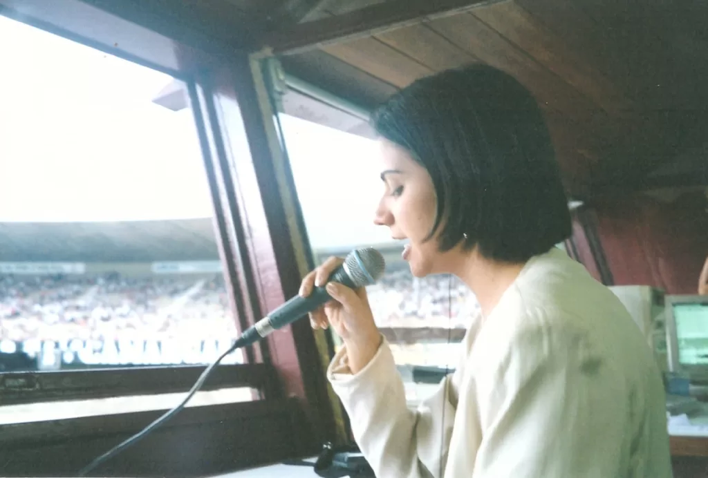 Pollyanna Andrade, primeira locutora mulher do Mineirão, aos 18 anos de idade.