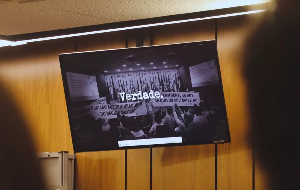 Televisão mostando a palavra Verdade na tela.