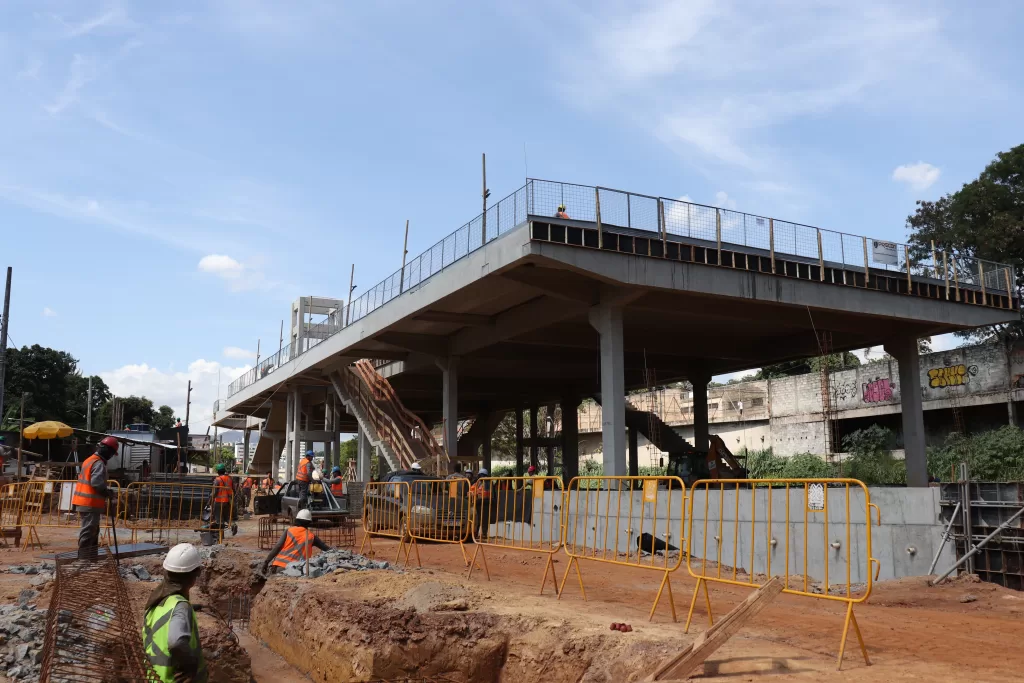 Estrutura de andaime montada em uma das frentes de obra da Linha 2 do Metrô de Belo Horizonte.