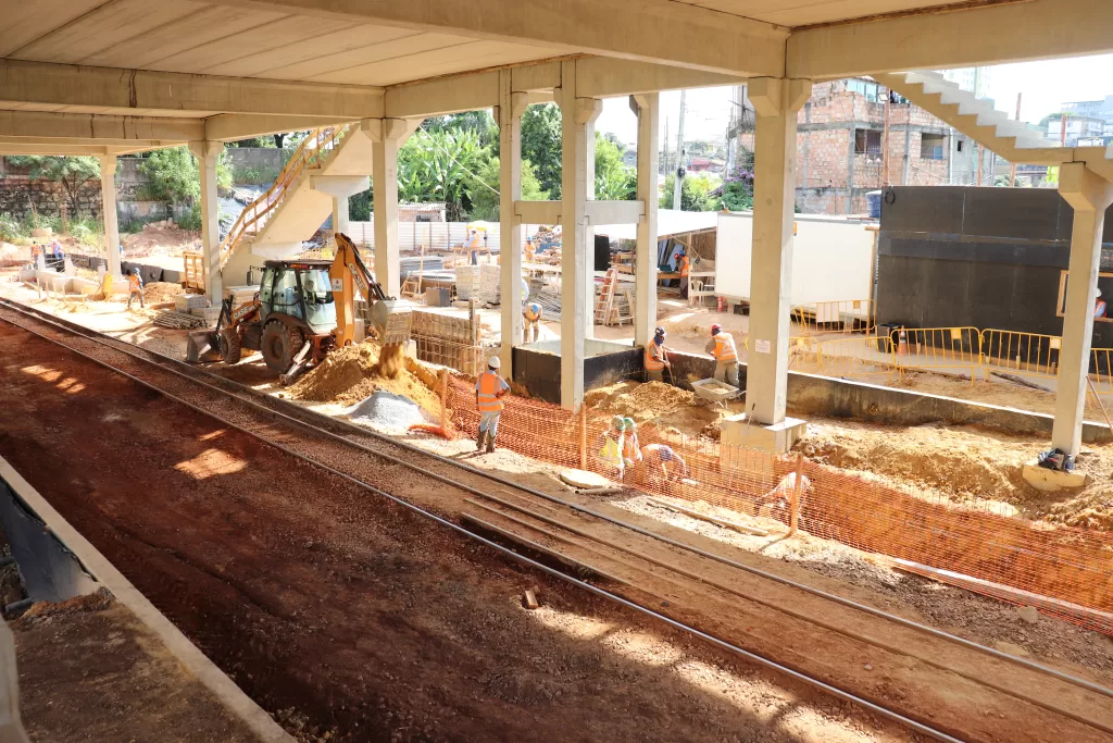 Trabalhadores atuando nas obras da futura Estação Amazonas, que fará parte da Linha 2 do Metrô de Belo Horizonte.