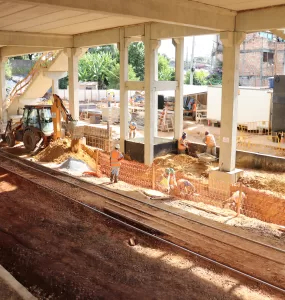 Trabalhadores atuando nas obras da futura Estação Amazonas, que fará parte da Linha 2 do Metrô de Belo Horizonte.