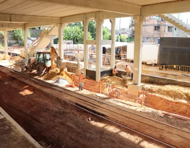 Trabalhadores atuando nas obras da futura Estação Amazonas, que fará parte da Linha 2 do Metrô de Belo Horizonte.