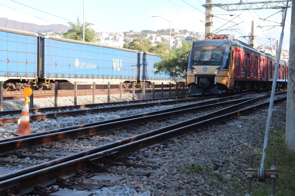 Trem do Metrô de Belo Horizonte circula sobre os trilhos da Linha 1, com composição em operação durante o dia.