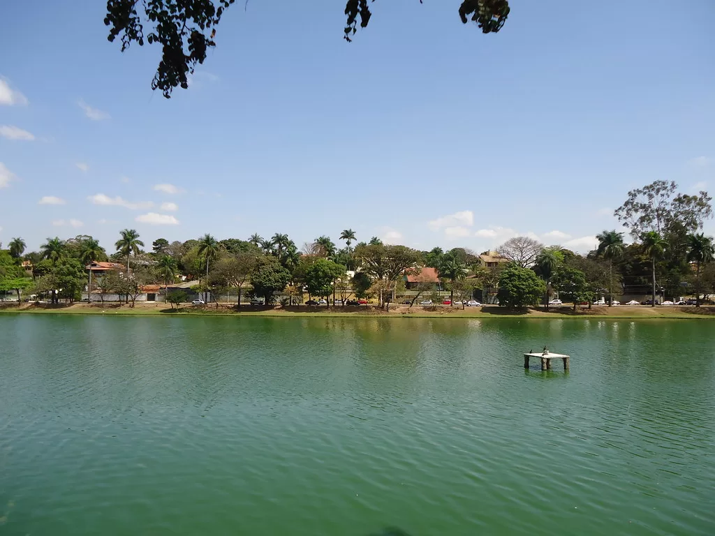 Vista panorâmica da Lagoa da Pampulha, em Belo Horizonte, cartão-postal que pode voltar a ser navegável após décadas de proibição.
