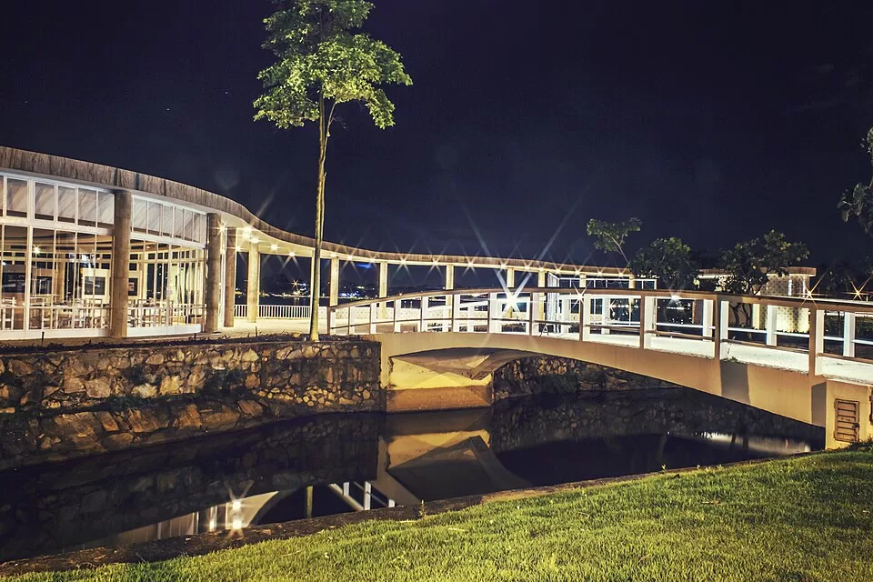 Casa do Baile às margens da Lagoa da Pampulha, em Belo Horizonte, com sua marquise curva refletida nas águas.