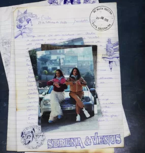 Capa do álbum de Tasha & Tracie mostrando as duas artistas lado a lado, com expressões firmes e roupas de estilo urbano, em um cenário de tons fortes que representa sua identidade e força no rap brasileiro