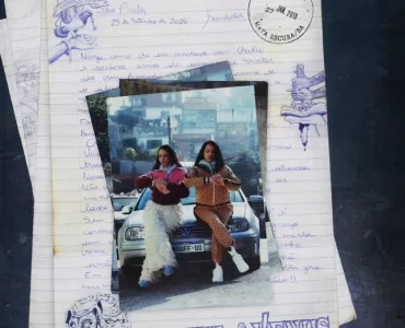 Capa do álbum de Tasha & Tracie mostrando as duas artistas lado a lado, com expressões firmes e roupas de estilo urbano, em um cenário de tons fortes que representa sua identidade e força no rap brasileiro