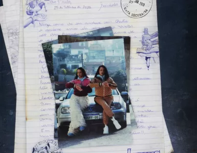 Capa do álbum de Tasha & Tracie mostrando as duas artistas lado a lado, com expressões firmes e roupas de estilo urbano, em um cenário de tons fortes que representa sua identidade e força no rap brasileiro