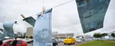 Varal de corda com notas falsas de 100 reais espalhadas na Esplanada dos Ministérios, na altura do Museu Nacional da República em Brasília, DF, em protesto de 2015. A iniciativa é do Sindicato Nacional dos Procuradores da Fazenda Nacional.