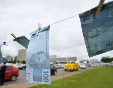 Varal de corda com notas falsas de 100 reais espalhadas na Esplanada dos Ministérios, na altura do Museu Nacional da República em Brasília, DF, em protesto de 2015. A iniciativa é do Sindicato Nacional dos Procuradores da Fazenda Nacional.