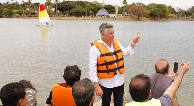 Prefeito Álvaro Damião participa do evento de retomada dos passeios turísticos na Lagoa da Pampulha, com a lagoa ao fundo.