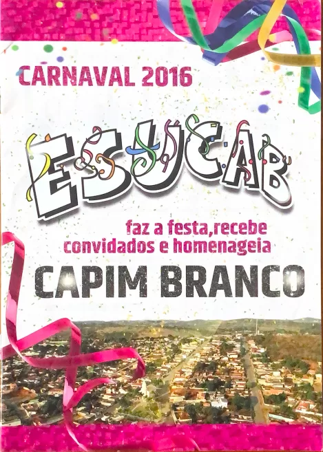 Cartaz do Carnaval 2016 da escola de samba ESUCAB, que homenageou Capim Branco, exibindo cores vibrantes e fitas festivas.