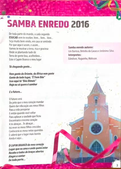Página do folheto do Carnaval 2016 de Capim Branco com o título ‘Samba Enredo 2016’, letras completas do samba à esquerda, créditos de autores e intérpretes em caixa rosa à direita e, ao fundo, a foto da fachada laranja da igreja matriz da cidade com um laço rosa decorativo na base da página