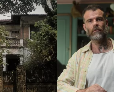 A imagem é dividida em duas partes. A parte da esquerda mostra uma casa antiga coberta por vegetação de ambos os lados, com sua fachada grafitada e uma estrutura desgastada. Na parte da direita, observa-se Chico Felitti em primeiro plano, ele é branco, tem cabelo curto loiro escuro, usa uma regata simples de cor branca e uma camisa xadrez por cima dela. O cenário aparenta ser uma casa, com uma estante à direita de Chico, e uma parede verde escura ao fundo.