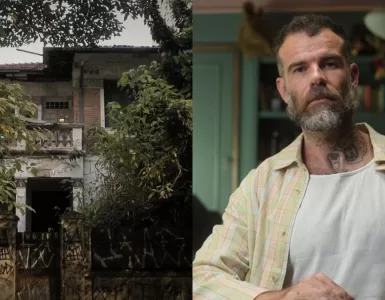 A imagem é dividida em duas partes. A parte da esquerda mostra uma casa antiga coberta por vegetação de ambos os lados, com sua fachada grafitada e uma estrutura desgastada. Na parte da direita, observa-se Chico Felitti em primeiro plano, ele é branco, tem cabelo curto loiro escuro, usa uma regata simples de cor branca e uma camisa xadrez por cima dela. O cenário aparenta ser uma casa, com uma estante à direita de Chico, e uma parede verde escura ao fundo.