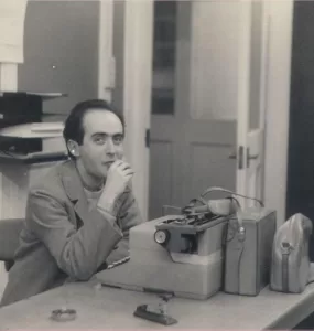 imagem do jornalista Vladimir Herzog em preto e branco, em frente a uma máquina de escrever