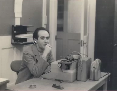 imagem do jornalista Vladimir Herzog em preto e branco, em frente a uma máquina de escrever