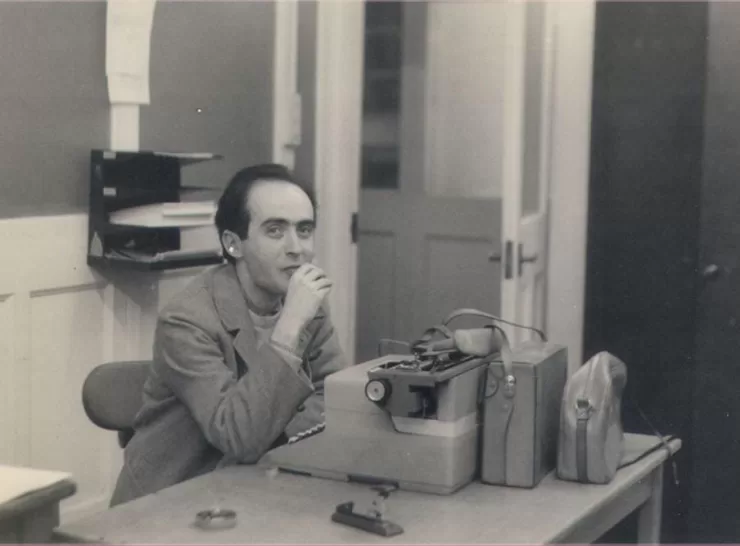 imagem do jornalista Vladimir Herzog em preto e branco, em frente a uma máquina de escrever