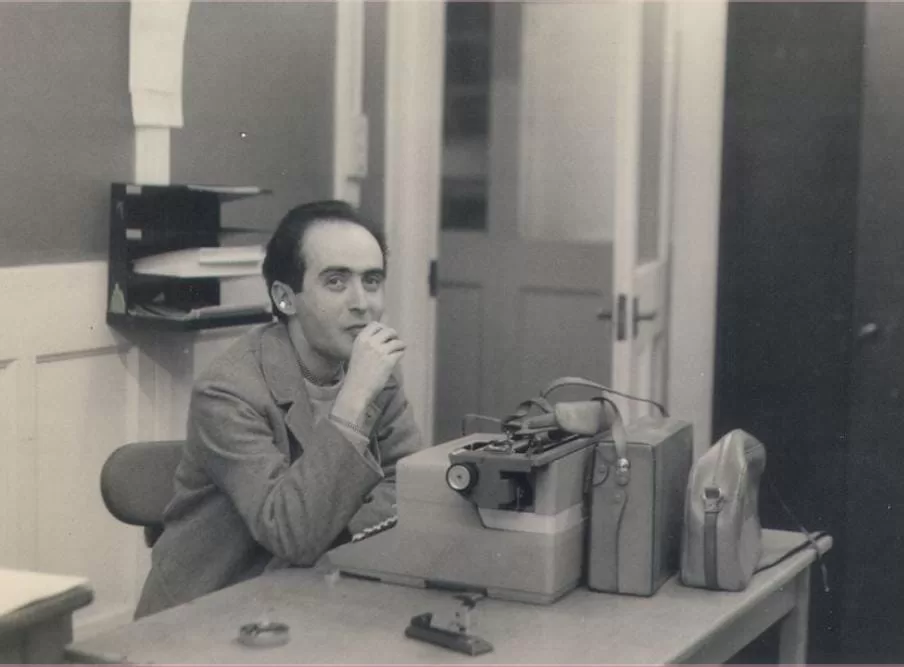 imagem do jornalista Vladimir Herzog em preto e branco, em frente a uma máquina de escrever