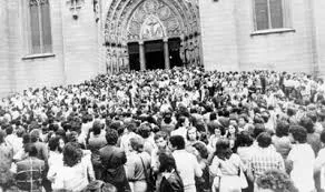 imagem em preto e branco de milhares de pessoas reunidas na Catedral da Sé