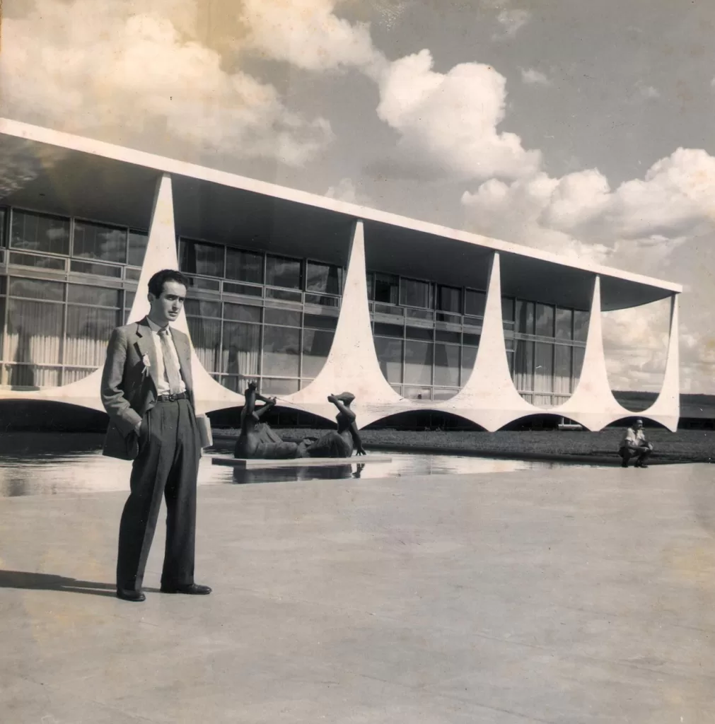 imagem de Vladimir Gerzog em pé de frente ao palácio do planalto