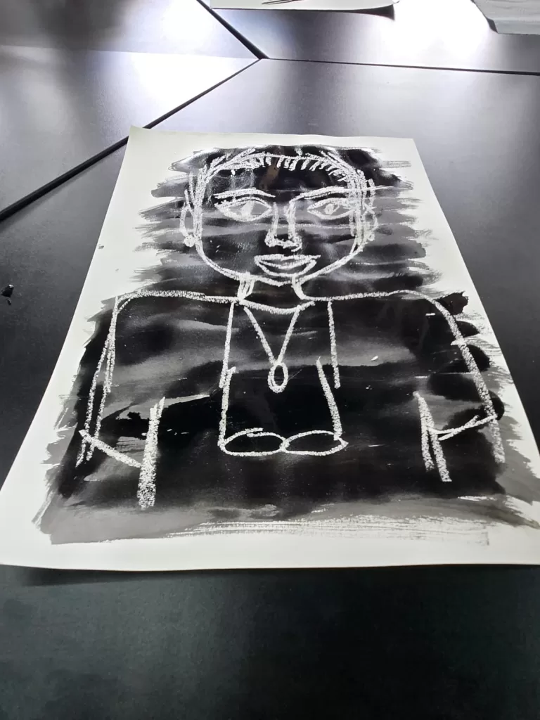 Desenhos com giz branco e nanquim, feitos pelos participantes da oficia "Mapas do Corpo"/ Letícia Nogueira Soares