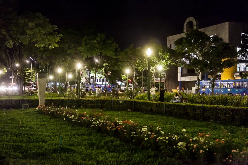 Luminárias da Praça da Liberdade foram substituídas por LED
