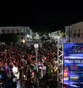 A Praça do Canhão, em Cachoeira, lotada de pessoas durante um show artístico na edição de 2024. / Créditos: divulgação