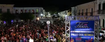 A Praça do Canhão, em Cachoeira, lotada de pessoas durante um show artístico na edição de 2024. / Créditos: divulgação