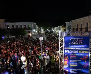 A Praça do Canhão, em Cachoeira, lotada de pessoas durante um show artístico na edição de 2024. / Créditos: divulgação