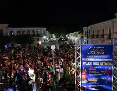 A Praça do Canhão, em Cachoeira, lotada de pessoas durante um show artístico na edição de 2024. / Créditos: divulgação