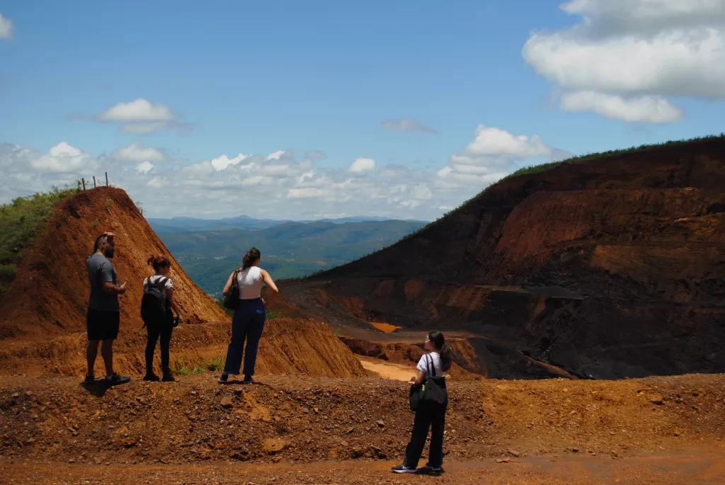 Da esquerda para a direita, Nilo Zack e repórteres Ella Halfed, Ana Julia Bolognani e Julia Nicolau, do Colab PUC Minas, na Cava da Gute Sicht, no Taquaril. Foto: Beatriz Rodrigues
