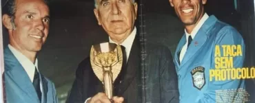 página de revista com foto de atletas da seleção brasileira e de Médici segurando a taça Jules Rimet com a manchete escrita “A taça sem protocolo”