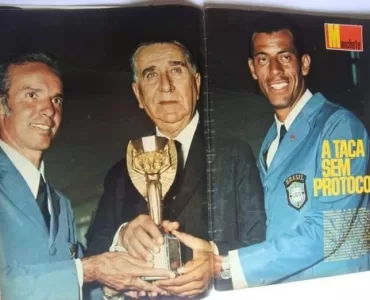 página de revista com foto de atletas da seleção brasileira e de Médici segurando a taça Jules Rimet com a manchete escrita “A taça sem protocolo”