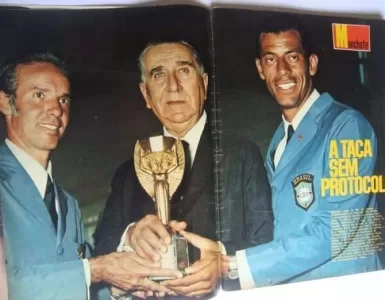 página de revista com foto de atletas da seleção brasileira e de Médici segurando a taça Jules Rimet com a manchete escrita “A taça sem protocolo”