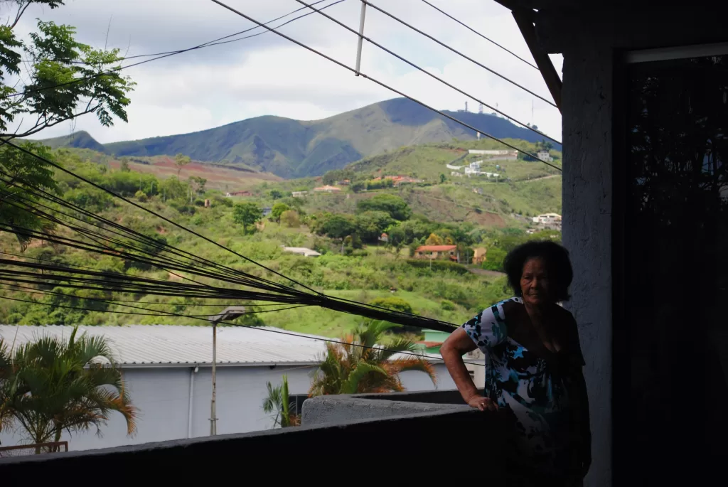 Mãe de Edneia Aparecida durante entrevista o Colab PUC Minas, no Taquaril. Foto: Beatriz Rodrigues