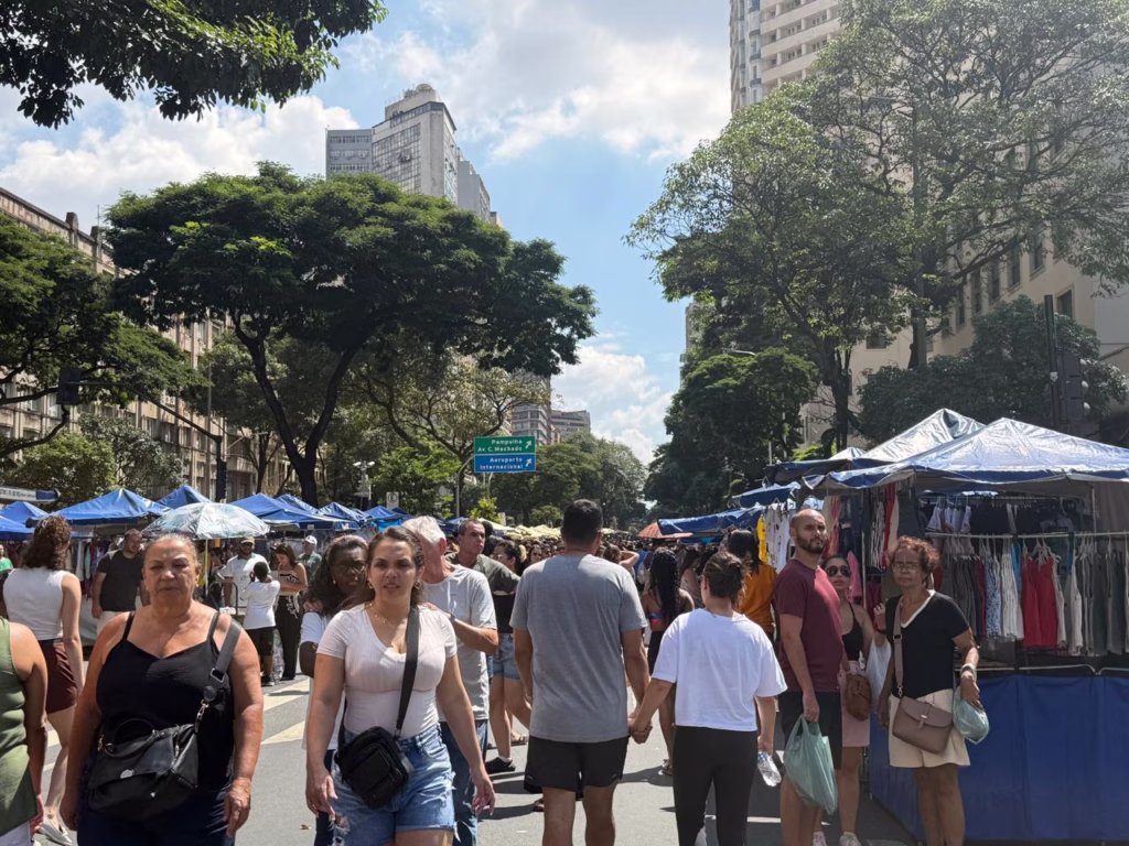 Movimento intenso de consumidores toma conta da feira a céu aberto no centro de Belo Horizonte, onde barracas de vestuário e outros produtos atraem público ao longo do dia.
