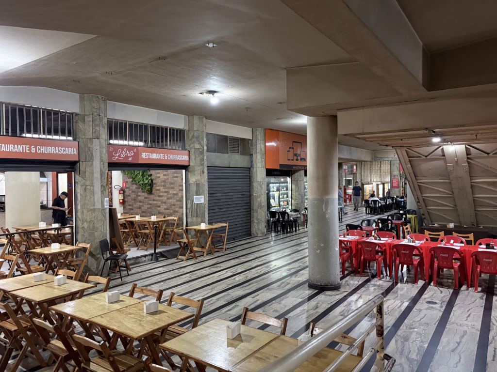 Hall central do Edifício Maletta com corredores, lojas e pessoas circulando