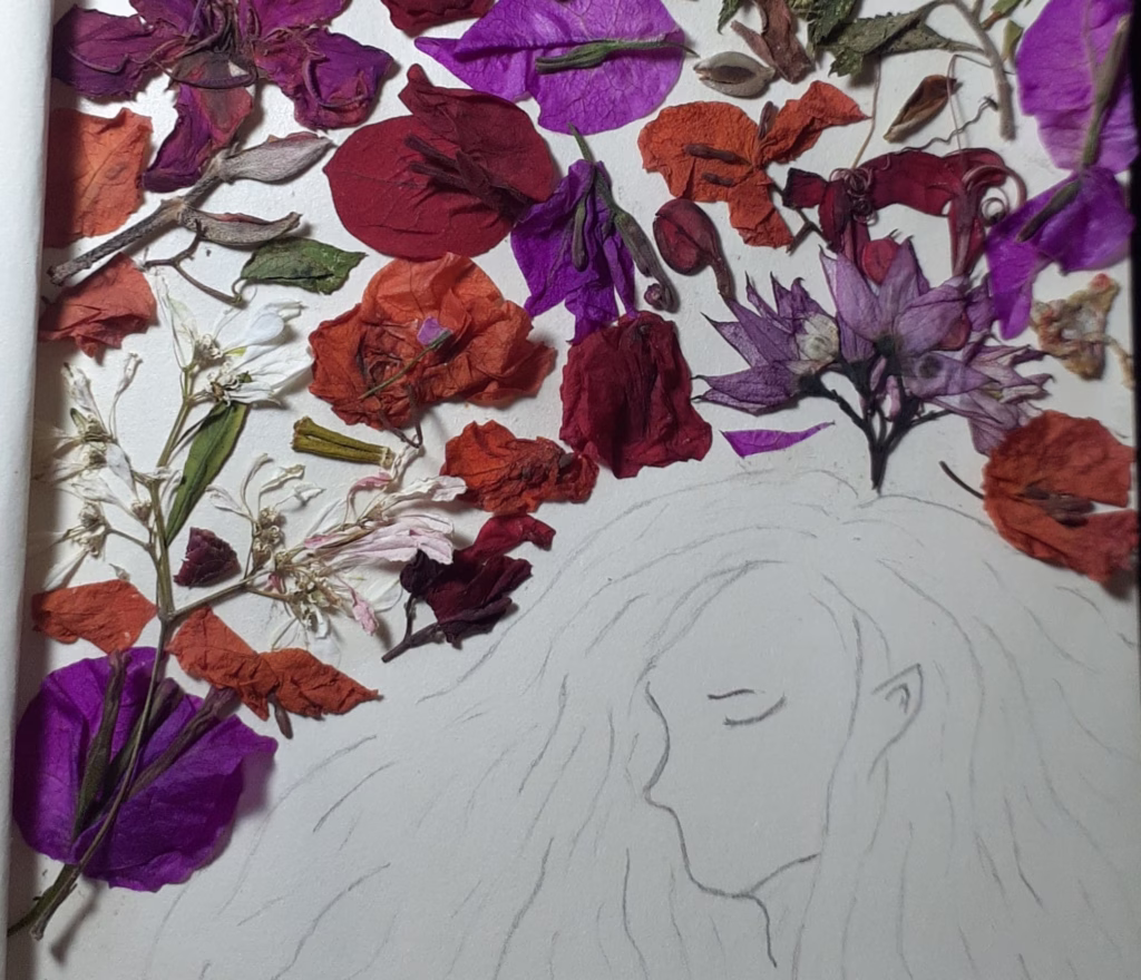 Um desenho não colorido de uma cabeça feminina com longos cabelos ondulando para a esquerda. Acima dela, a página é toda preenchida por flores diversas.