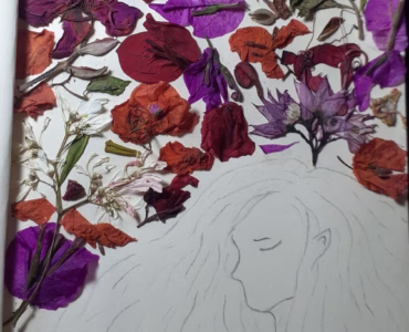 Um desenho não colorido de uma cabeça feminina com longos cabelos ondulando para a esquerda. Acima dela, a página é toda preenchida por flores diversas.